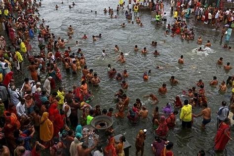 Kumbh Mela 2019 Devotees Take Holy Dip In Ganga With Religious Fervour Watch Video India