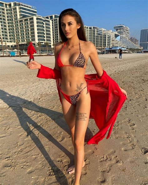 Chloe Veitch Showed Off Her Sexy Body In Dubai 8 Photos Video