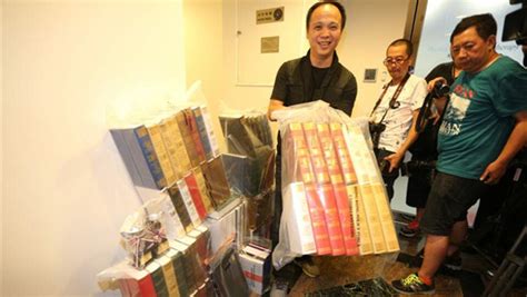 Do not post any variant of memes like this. 中環再現假律師行串謀行騙 警檢「淘寶」法侓書 - 香港經濟日報 - TOPick - 新聞 - 社會 - D160727
