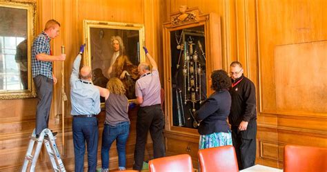 Portrait Of Slave Trader Edward Colston Removed From Bristol Mayors Office Huffpost Uk News
