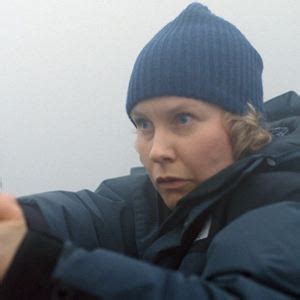 When lawyer rebecka martinsson (ida engvoll) returns to her hometown after a friend's sudden death, she's drawn into a murder investigation that shakes her. Rebecka Martinsson Saison 1 - AlloCiné