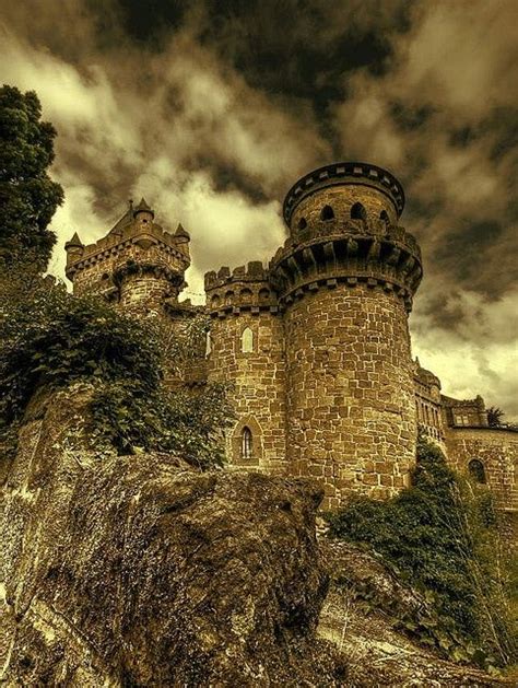 The löwenburg castle with its picturesque location in wilhelmshöhe berg park has the outwardly defiant appearance of a medieval knight's castle. Loewenburg Castle, Germany | Castillos, Fotos de castillos y Castillos encantados