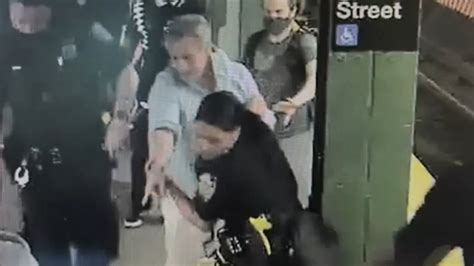 Nyc Subway Crime Video Shows Good Samaritan Intervene As Woman