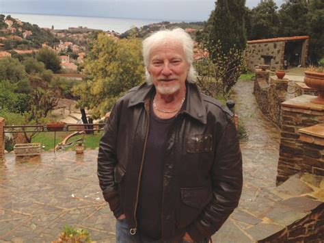Sans rompre ce lien familial, il partage sa vie avec une jeune compagne prénommée muriel, depuis 2005 17, 18. Côte Vermeille : Hugues Aufray, chanteur, sculpteur… et ...