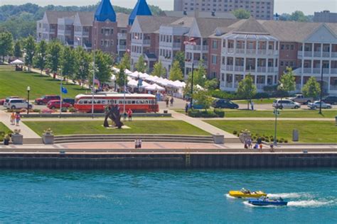 Kenosha is on the southwestern shore of lake michigan. Kenosha - Wikipedia
