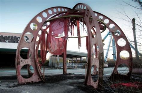 Photos From The Abandoned Six Flags Amusement Park In New Orleans