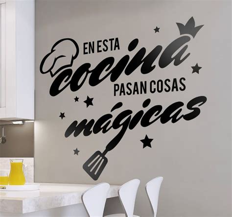 Vinilos decorativos cocina con el texto "en esta cocina pasan cosas