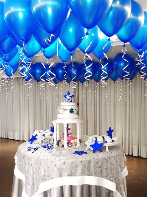 Decoración Con Globos Azules Sobre La Torta Balloon Decorations Party