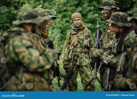 Gruppo Di Forze Speciali Dei Soldati Durante Lincursione Nella Foresta