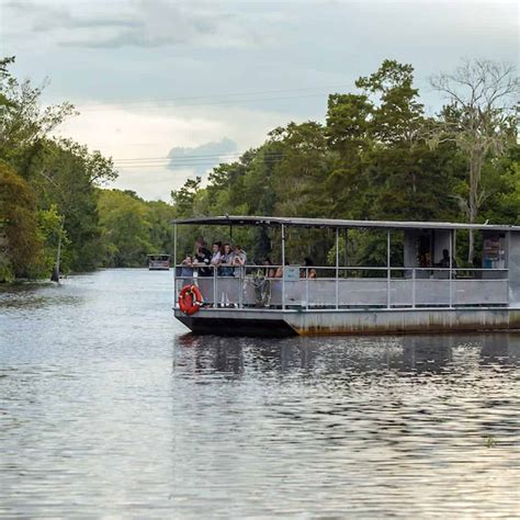 Este é um hotel de gerência familiar que apresenta uma fonte de piscina com golfinhos e trabalhos em madeira. Jean Lafitte Swamp Tour with Optional Transportation ...
