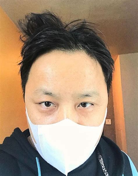 암 진단 전 잉꼬부부로 불리던 부부관계는 치료를 시작하면서 점점 소원해졌다. '혈액암 투병' 조수원 근황 보니…항암 치료 매진 '경과는 ...