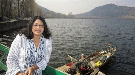 Malayalam TV Anchor Dr Lakshmi Nair Hot Stills And Biography Miss