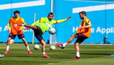 See more of gallinita ciega on facebook. Barcelona: Lionel Messi, Arturo Vidal y compañía participaron de un camotito en práctica ...