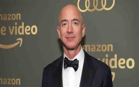 جيف بيزوس شخص طموح قرر ألا يكون مجرد شخص عادي، فبعد أن كان يعمل نائب رئيس لم يكن بيزوس يملك المال اللازم لإنشاء موقع بنفس ضخامة أمازون فحاول الحصول على. جيف بيزوس يخسر 7 مليارات دولار في يوم واحد!