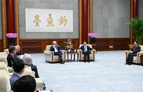 Chinese Vice President Holds Discussions With Tsinghua University Advisors