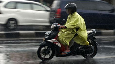 Sebab Dilarang Pakai Jas Hujan Ponco Saat Mengendarai Sepeda Motor