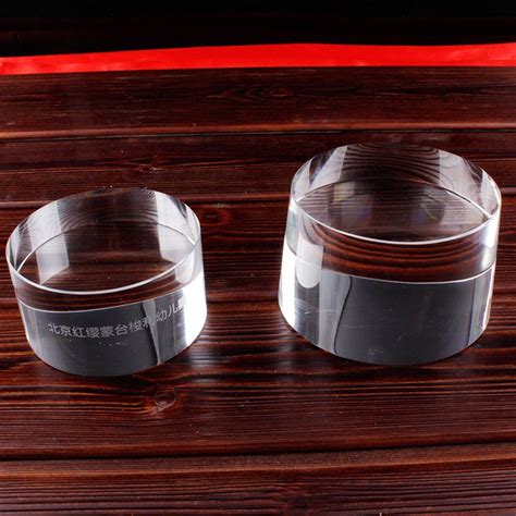 الصين رخيصة كريستال شفاف حامل قاعدة الزجاج للساعات الماس الكأس الكأس الجوائز العرض المصنعين