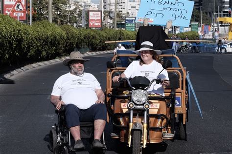 הנכים נאבקים על העלאת הקצבה שלהם כבר זמן ממושך. מדוע מאבק הנכים פרץ דווקא עכשיו ומה קרה לקצבאות ב-15 השנים ...