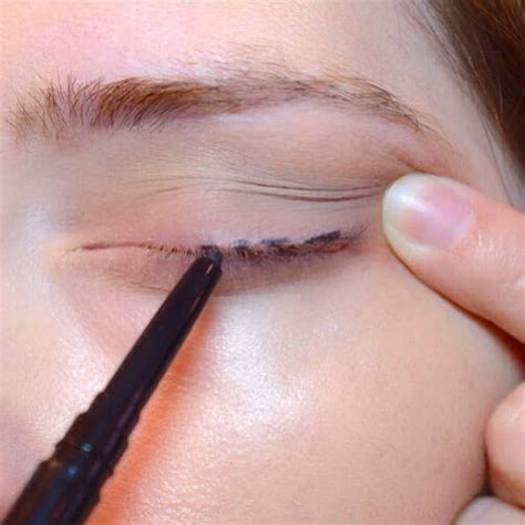 21 Eye Makeup Tips Beginners Secretly Want To Know Simple Eyeliner Eyeliner Application Eye