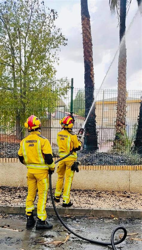 Bombero es la persona que se dedica a extinguir incendios y rescatar personas en dicho caso y otros tipos de siniestros así como intervenir en la prevención de estos eventuales sucesos. Los bomberos sofocaron el incendio de 3 palmeras en ...