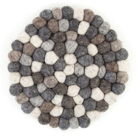Ein für mich sehr wichtiger punkt bei der herstellung von teppichen ist die produktion unter fairen bedingungen. Kugelfilz Teppich rund grau ca. 30 cm | Karma-Fair-Trade