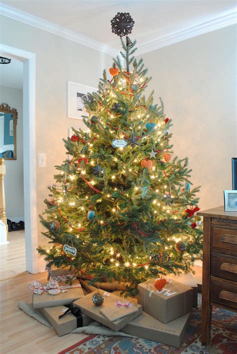 In germany, the first christmas trees were decorated with edible things, such as gingerbread and gold covered apples. 30 Christmas Tree Ideas For An Unforgettable Holiday ...