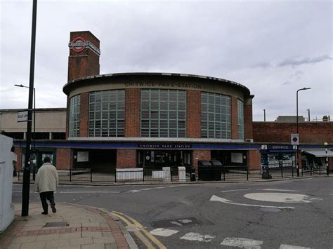 Chiswick Park Tube Station - Art Deco and nicely preserved ...