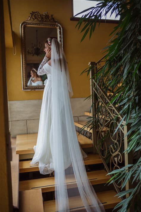 Free Picture Long Veil Staircase Apartments Wedding Dress Bride Wedding Dress Groom