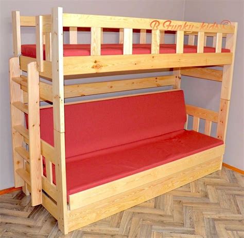 Puoi organizzare lo spazio sotto il letto con dei mobili, una scrivania e delle sedute.la scala si può montare sul lato destro o sul lato sinistro del letto.è in legno massiccio, un materiale naturale caldo e resistente.tieni presente che c'è il rischio che i bambini. Letto a castello in legno massello Fabio con materassi 200x90 e 200x120 cm | Letti a castello ...