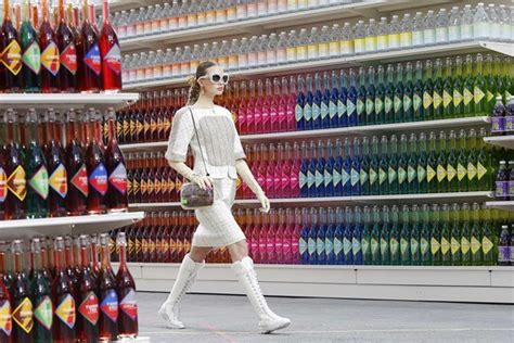 Relembre 6 Desfiles Icônicos De Karl Lagerfeld Para A Chanel Metrópoles