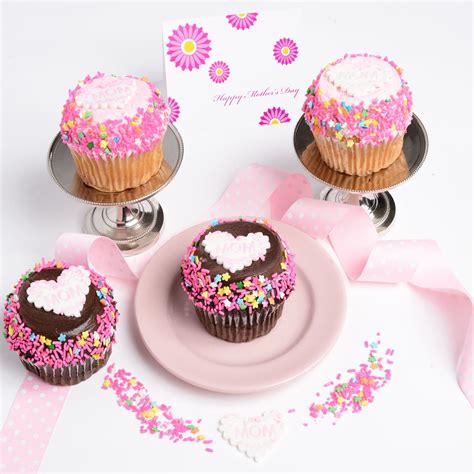 These delicious mother's day cupcake ideas are perfect for not only those who love baking but frankly, for those who are too broke for a mother's day present. Gift Ideas for Mother's Day: Tasty Stuff Mom Will Love