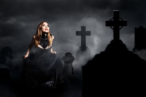 Damon crashes the dinner with caroline whom he has now been feeding off in order to further… on his birthday, stefan is surprised by a visit from lexi, one of his oldest vampire friends. Mörderisches Dinner der Vampire | Marions Events & Trends