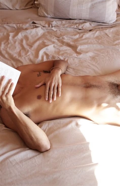 Luke Austin Y Sus Hombres Leyendo Desnudos En La Cama Shangay My XXX Hot Girl