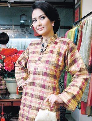 Kain ulos merupakan bahan sutra yang ditenun dengan alat tradisional. Baju Kurung Cekak Musang | Fashion inspiration design ...
