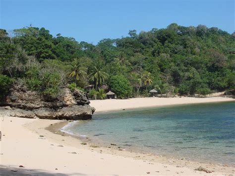 Pantai pasir panjang selain menyajikan panorama memukau juga berbagai aktivitas menarik serta harga tiket masuk yang tidak terlalu mahal. Pantai Pasir Panjang Singkawang ~ Bumi Nusantara