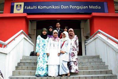 Peran media massa dalam politik hubungan antara media dan politik adalah hubungan yang saling membutuhkan. Diploma Komunikasi Dan Media
