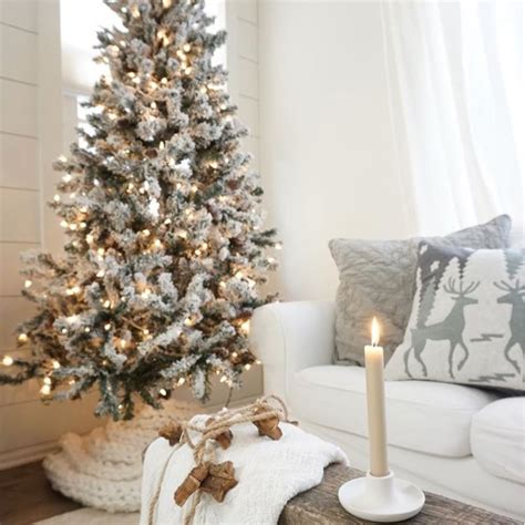There are so many different scents you can use to fill the air with a delightful holiday smell. MINIMALIST CHRISTMAS DECORATIONS | LIFE ON SUMMERHILL