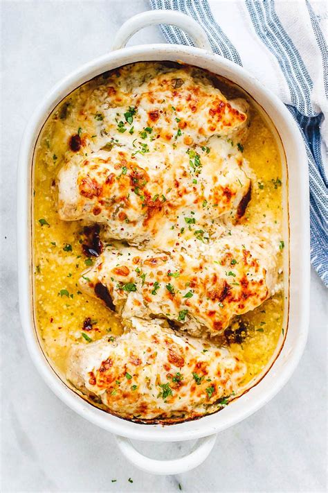 Velkommen til å unne deg noe ekstra i helgen! Salsa Verde Chicken Casserole with Cream Cheese and ...