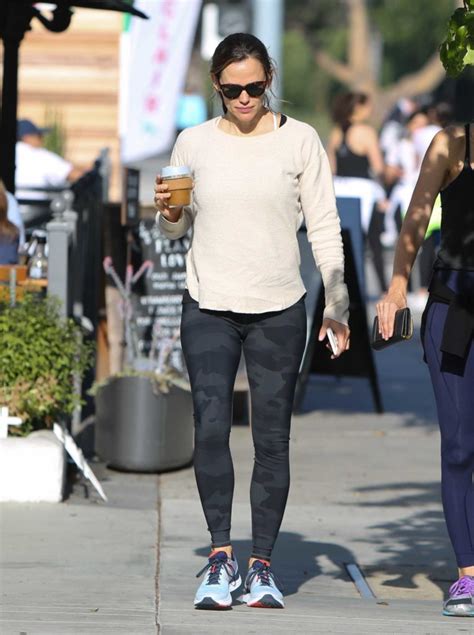 Jennifer Garner In A Beige Long Sleeves T Shirt Was Seen Out In Los