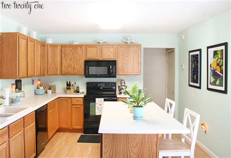 They had honey oak cabinets in their kitchen and honey oak trim throughout the entire home. Kitchen Cabinet Refacing Makeover - A Homeowner's Experience