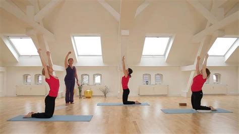 Sukadev von yoga vidya erläutert, worauf es ankommt. Alles über den Sonnengruß - mit Anleitung und Videos