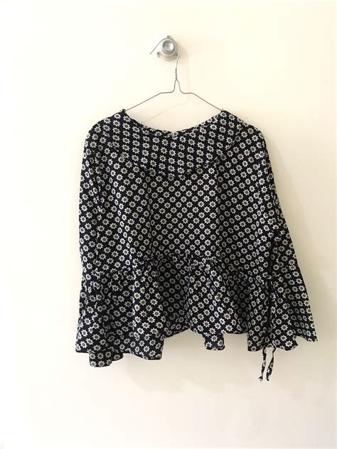 Model baju tunik terbaru 2020 desain mewah dan modern kekinian. Paling Keren 19+ Gambar Baju Atasan Wanita Motif Bunga ...