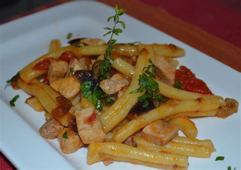 Sinceramente era da tanto che mi ripromettevo di provarla, ma restavo dell'idea che la parmigiana classica non. Caserecce con pesce spada e melanzane - (2.7/5)