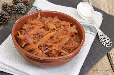 La cianfotta napoletana, in genere preparata per il riutilizzo del manzo bollito di patate, pomodoro e cipolle. finocchi e cipolle rosse in padella contorno sfizioso e veloce