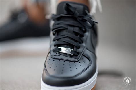 Dank der dämpfung und ausstattung des kommt hier topmodernes design mit absoluter. Nike Women's Air Force 1 '07 Premium Off Noir/Metallic ...