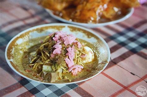 Satu porsi lontong berisi irisan lontong gulai nangka, buncis dan irisan tunjang atau kikil. Lamak Bana! Inilah 6 Lontong Malam Paling Mantap di ...