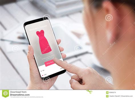 Gli acquisti online ti sembrano ancora un mistero? Vestito Dall'affare Della Donna Online Con Il Telefono ...