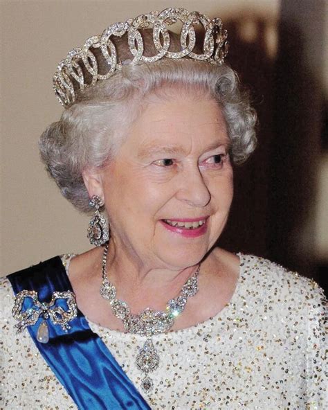 Tips Awet Muda Ala Mendiang Ratu Elizabeth Ii Scarf Media