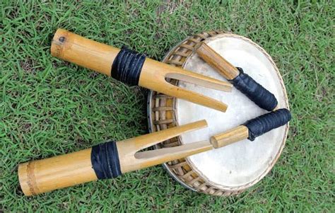 Contoh isntrumen/ alat musik tradisional sulawesi selatan. Mengenal 7 Alat Musik Tradisional Sulawesi Barat, Eksotis! - gasbanter journal.