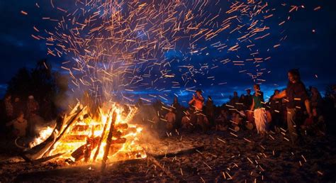 As it occurs just a few days after the summer solstice (the longest day on june 21st), it is also used as a celebration of the start. La Noche de San Juan en Estepona 2019 - Pasión por Estepona
